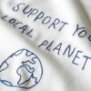 Naturhvit t-skjorte med "Support your local planet" - 100 % økologisk bomull » Etiske & økologiske klær » Grønt Skift