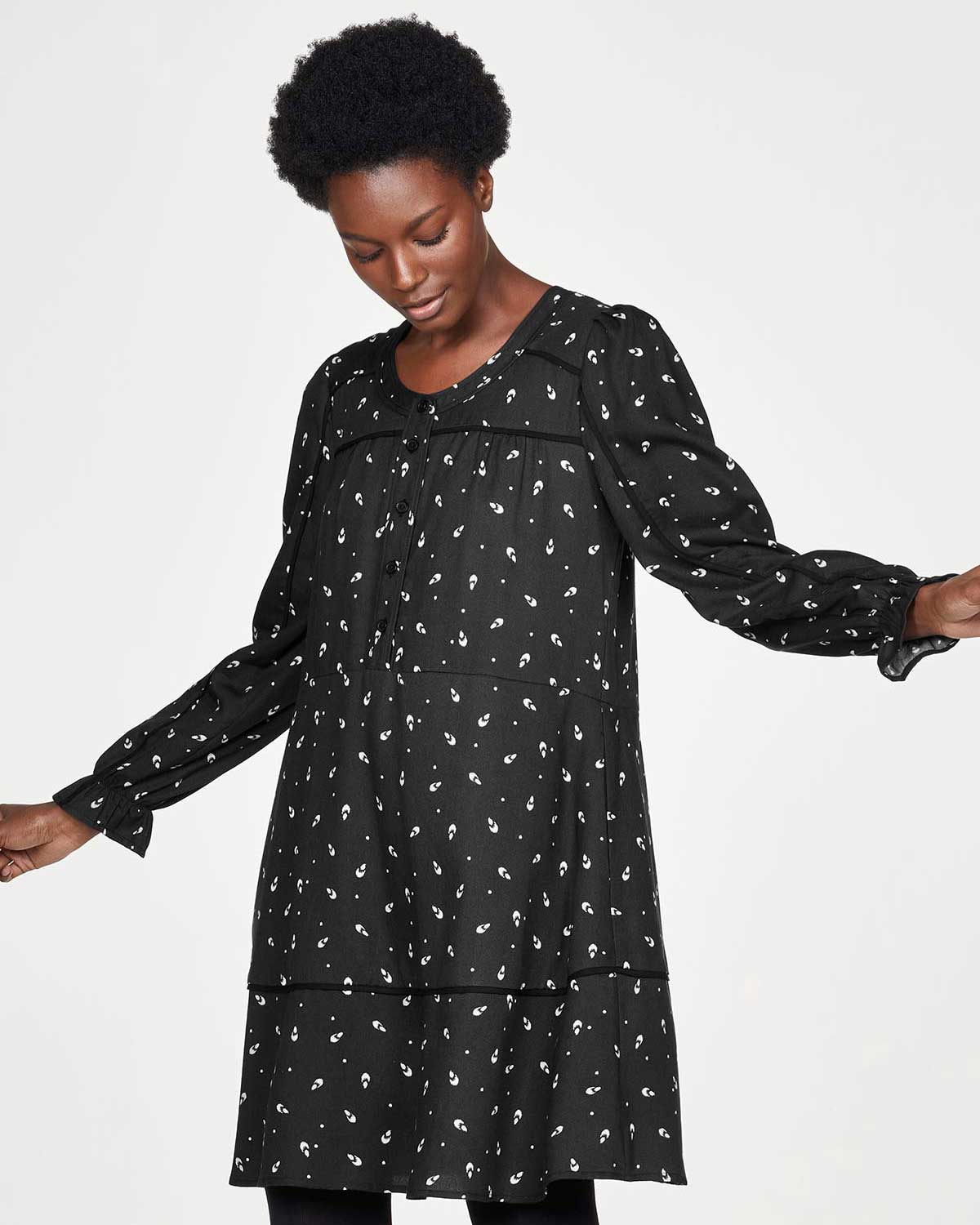 Svart løs kjole med mønster - 100 % Tencel » Etiske & økologiske klær » Grønt Skift