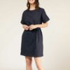 Mørkeblå midi kjole med hullmønstrede broderier - 100 % økologisk bomull » Etiske & økologiske klær » Grønt Skift