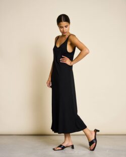 Svart lang kjole med tynne stropper - 100 % Tencel » Etiske & økologiske klær » Grønt Skift