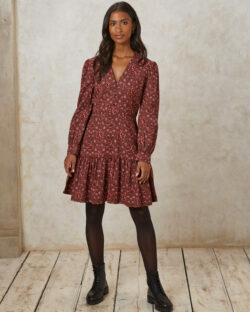 Burgunder midi kjole med mønster - 100 % tencel » Etiske & økologiske klær » Grønt Skift