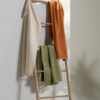 Olivengrønt badehåndkle i 100 % økologisk bomull » Etiske og økologiske klær » Grønt Skift