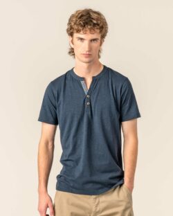 Mørkeblå t-skjorte med knapper - 100% økologisk bomull » Etiske og økologiske klær » Grønt Skift
