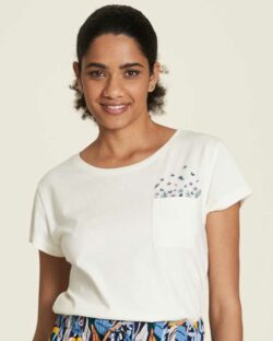 Hvit t-skjorte med lomme og blomster detaljer » Etiske og økologiske klær » Grønt Skift