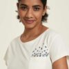 Hvit t-skjorte med lomme og blomster detaljer » Etiske og økologiske klær » Grønt Skift