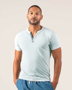 Lyseblå t-skjorte med knapper - 100% økologisk bomull » Etiske og økologiske klær » Grønt Skift