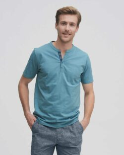 Sjøblå t-skjorte med knapper - 100% økologisk bomull » Etiske og økologiske klær » Grønt Skift